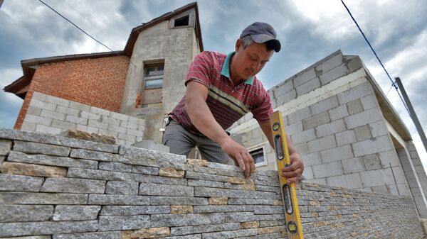 Украинский строитель работает на стройке под Минском - Sputnik Беларусь