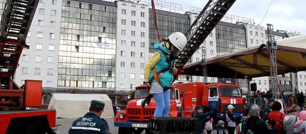 МЧС Витебска показало, как забег в ползунках может спасти жизнь ребенку - Sputnik Беларусь
