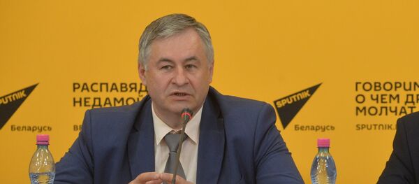 Заместитель министра информации, литературовед Александр Карлюкевич и директор издательства Мастацкая Літаратура Алесь Бадак Заместитель министра информации, литературовед Александр Карлюкевич и директор издательства Мастацкая Літаратура Алесь Бадак - Sputnik Беларусь