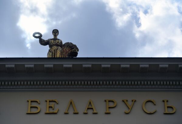 Венчает белорусский павильон башня-скульптура Родина-мать ― женщина с венком на голове, которая в руках держит сноп. - Sputnik Беларусь