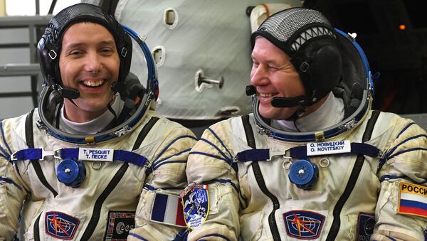 Члены основного экипажа экспедиции на МКС Тома Песке и Олег Новицкий - Sputnik Беларусь
