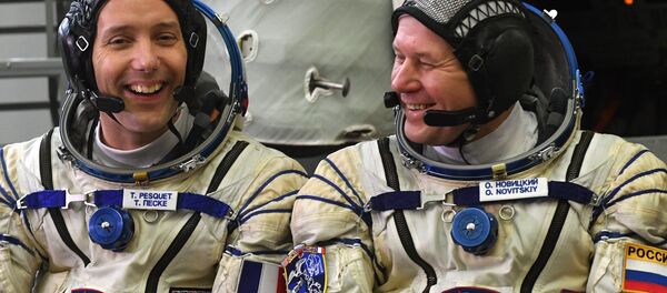 Члены основного экипажа экспедиции на МКС Тома Песке и Олег Новицкий Члены основного экипажа экспедиции на МКС Тома Песке и Олег Новицкий - Sputnik Беларусь