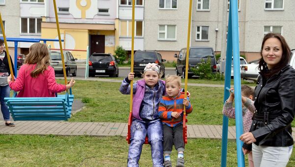 Дети на детской площадке в одном из двориков Гомеля - Sputnik Беларусь