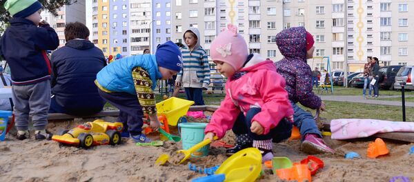 Дзеці ў пясочніцы - Sputnik Беларусь