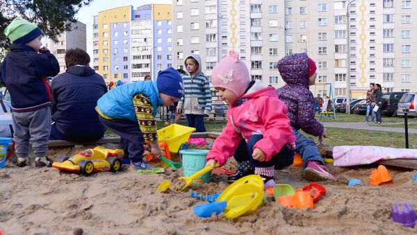 Дети играют в песочнице - Sputnik Беларусь