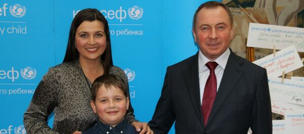 Владимир Макей с супругой и сыном в Международный день защиты детей Владимир Макей с супругой и сыном в Международный день защиты детей - Sputnik Беларусь