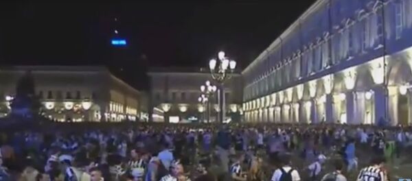 Видеофакт: паника в фан-зоне в Турине после взрывов петард - Sputnik Беларусь