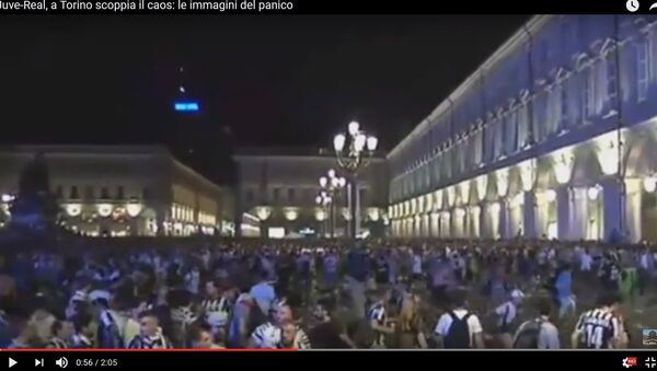 Видеофакт: паника в фан-зоне в Турине после взрывов петард - Sputnik Беларусь