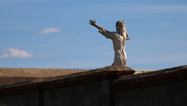 Фигурка Иисуса Христа на крыше храма - Sputnik Беларусь