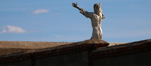 Фигурка Иисуса Христа на крыше храма - Sputnik Беларусь