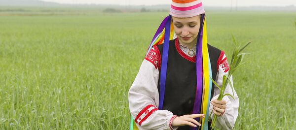 Дзяўчына ў нацыянальнай вопратцы - Sputnik Беларусь