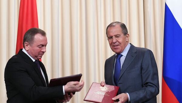Сергей Лавров (справа) и Владимир Макей во время подписания итоговых документов - Sputnik Беларусь