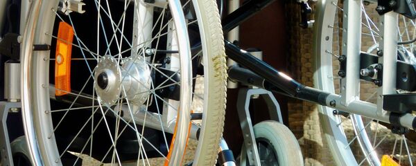 Инвалидная коляска, архивное фото Инвалидная коляска, архивное фото - Sputnik Беларусь