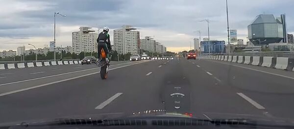 Байкер устроил трюковое шоу на проспекте Независимости Байкер устроил трюковое шоу на проспекте Независимости - Sputnik Беларусь