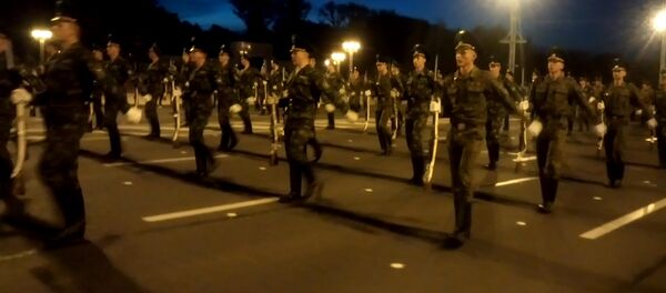 Репетиция парада: теплый вечер, оркестр и рота почетного караула Репетиция парада: теплый вечер, оркестр и рота почетного караула - Sputnik Беларусь