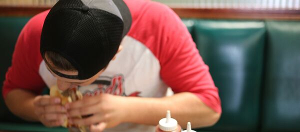 Подросток ест гамбургер - Sputnik Беларусь