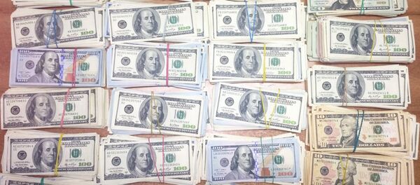 Доллары, найденные у украинца - Sputnik Беларусь