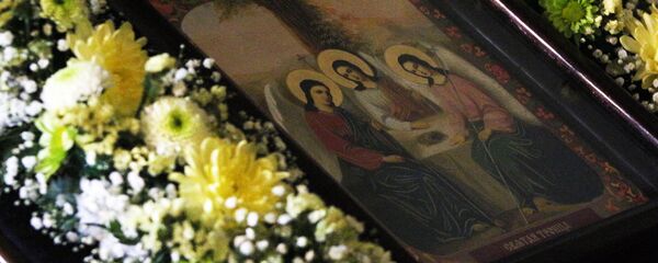 Святая Троица - икона украшена белыми, зелеными и желтыми цветами Святая Троица - икона украшена белыми, зелеными и желтыми цветами - Sputnik Беларусь