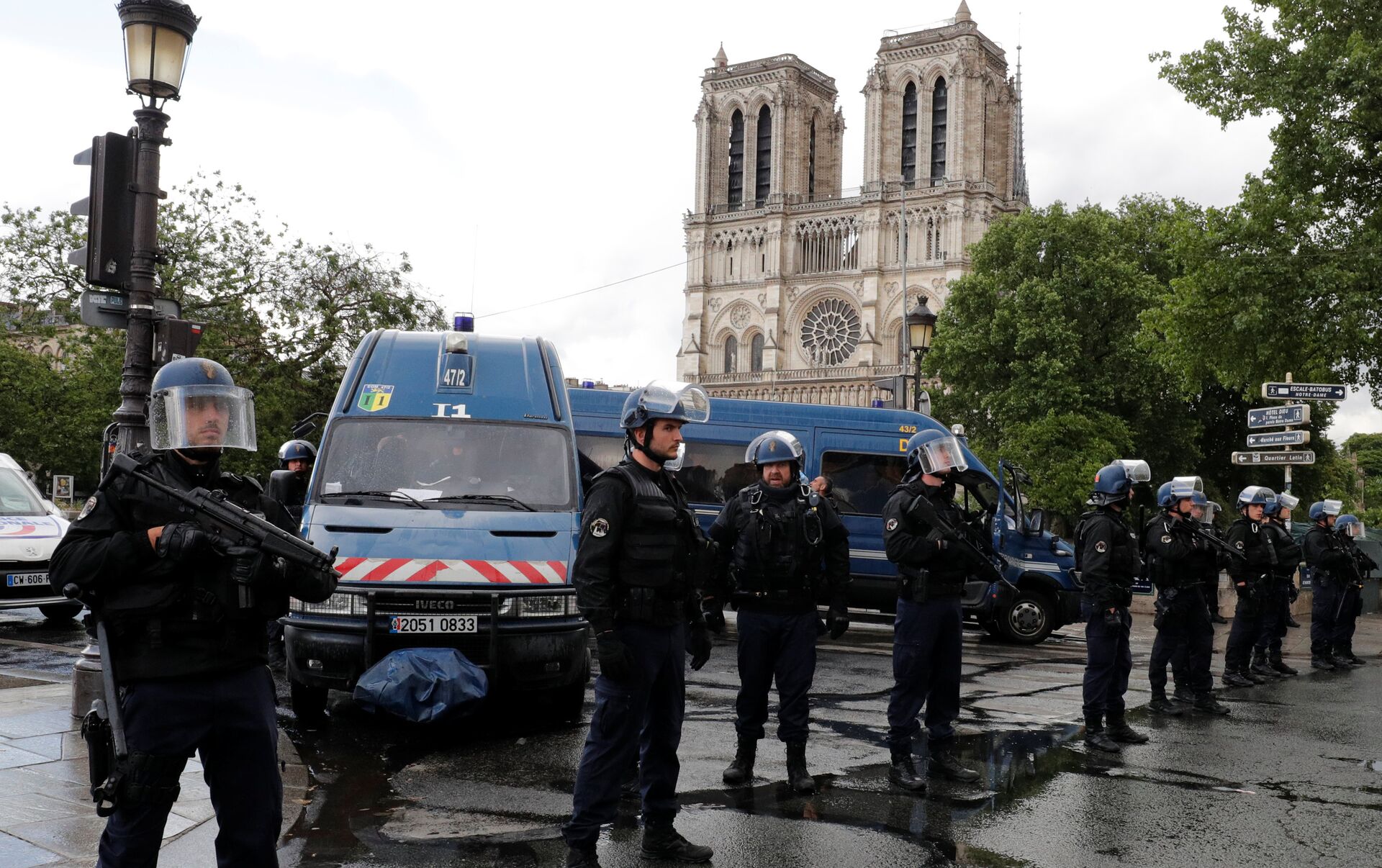 В Париже нападают на полицейских.