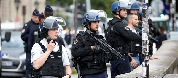 Полицейское оцепление у собора Нотр Дам - Sputnik Беларусь