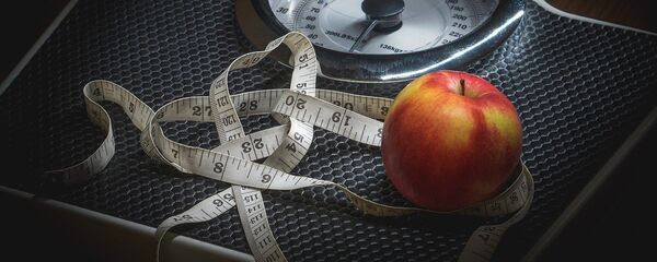 Шалі, сантыметр і яблык, архіўнае фота Шалі, сантыметр і яблык, архіўнае фота - Sputnik Беларусь