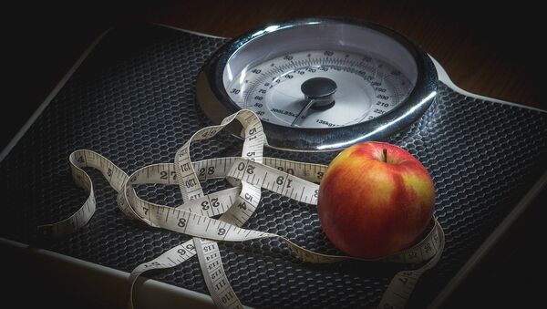 Весы, сантиметр и яблоко, архивное фото - Sputnik Беларусь