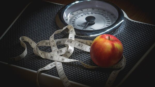 Весы, сантиметр и яблоко, архивное фото - Sputnik Беларусь