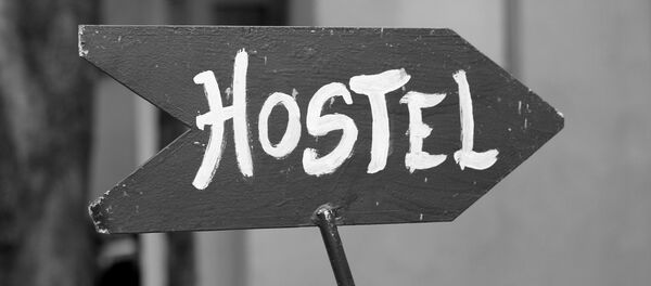 Табличка-указатель направления к хостелу, архивное фото - Sputnik Беларусь