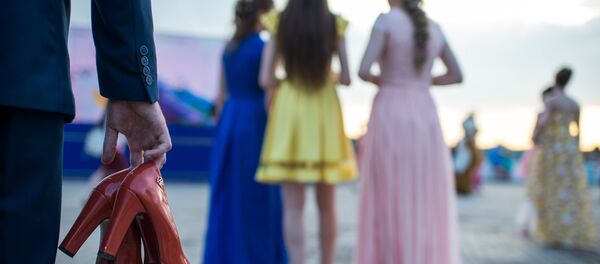 Выпускники во время гуляний - Sputnik Беларусь