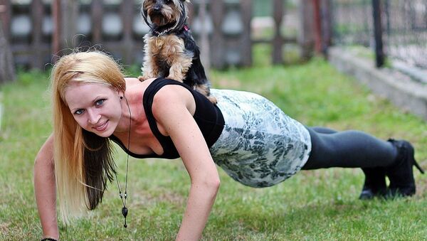 Девушка занимается спортом со своей собакой - Sputnik Беларусь