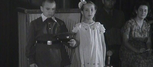 Первоклашки напуствуют выпускников 1955-го года - Sputnik Беларусь