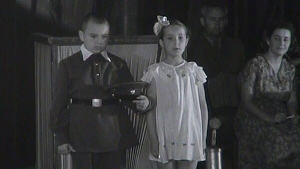 Первоклашки напуствуют выпускников 1955-го года - Sputnik Беларусь