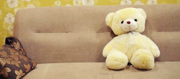 Мягкая игрушка на диване, архивное фото Мягкая игрушка на диване, архивное фото - Sputnik Беларусь
