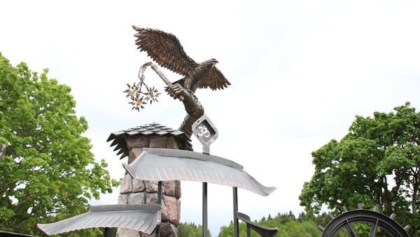 Орел, взлетающий с руки средневекового воина, - один из элементов декора - Sputnik Беларусь