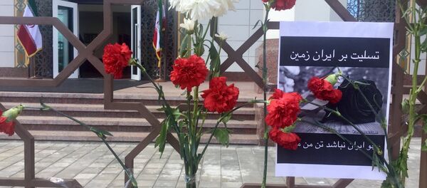 Цветы у посольства Ирана - Sputnik Беларусь