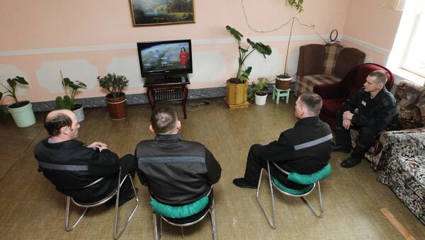 Заключенные смотрят телевизор, архивное фото - Sputnik Беларусь