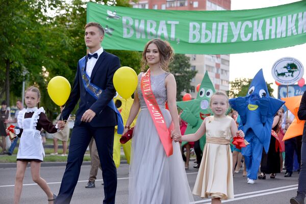 Парад выпускников в Новобелицком районе Гомеля Парад выпускников в Новобелицком районе Гомеля - Sputnik Беларусь