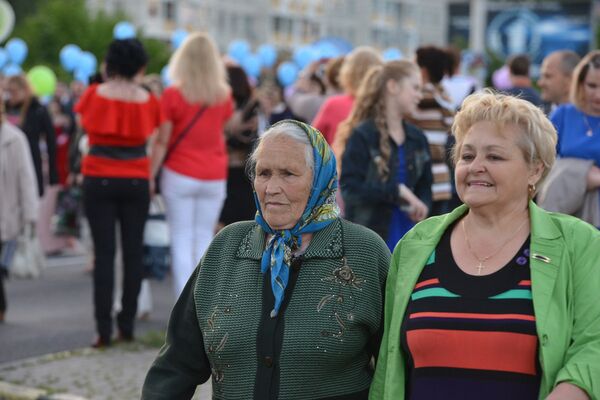 На уличное шествие выпускников вышла прабабушка одного из них 81-летняя Валентина Слука На уличное шествие выпускников вышла прабабушка одного из них 81-летняя Валентина Слука - Sputnik Беларусь