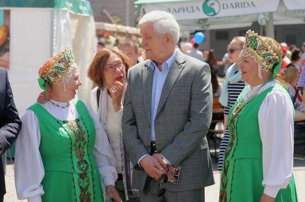 Посол России в Беларуси Александр Суриков и гости праздника - Sputnik Беларусь