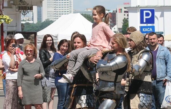 Игорь – рыцарь из Московья (на фото он несет девочку слева) исторической реконструкцией занимается уже два с половиной года - Sputnik Беларусь