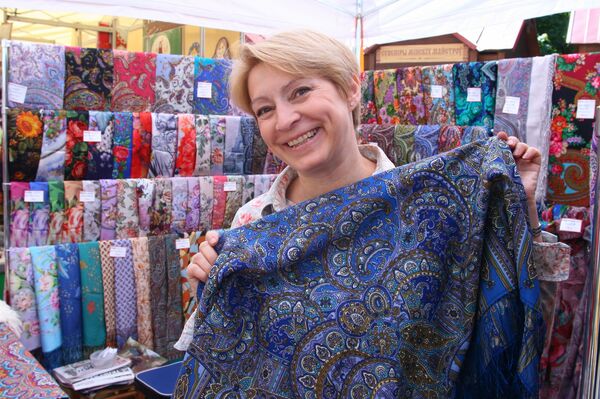 Светлана уже несколько лет занимается продажей павлопосадских платков - Sputnik Беларусь