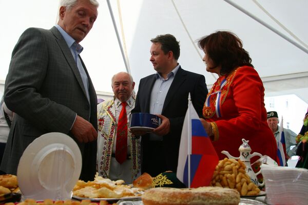 Посол России Александр Суриков и председатель Мингорисполкома ознакомились со стендами диаспор - Sputnik Беларусь