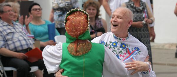 Праздник многонациональной России проходит у минской Ратуши - Sputnik Беларусь