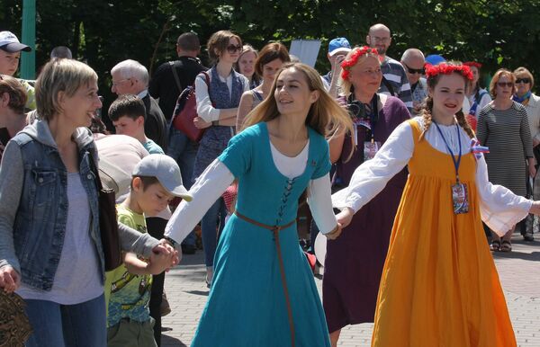 Все желающие могут присоединится к средневековым танцам - Sputnik Беларусь