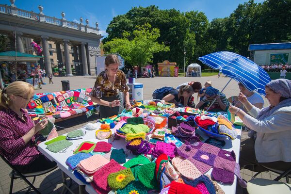 Связанные пледы передадут Белорусскому детскому хоспису - Sputnik Беларусь