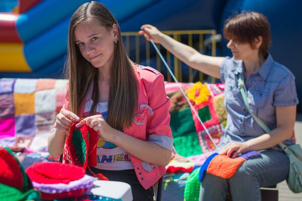 К участию в акции приглашают всех желающих, а тех, кто не умеет вязать, обещают научить - Sputnik Беларусь