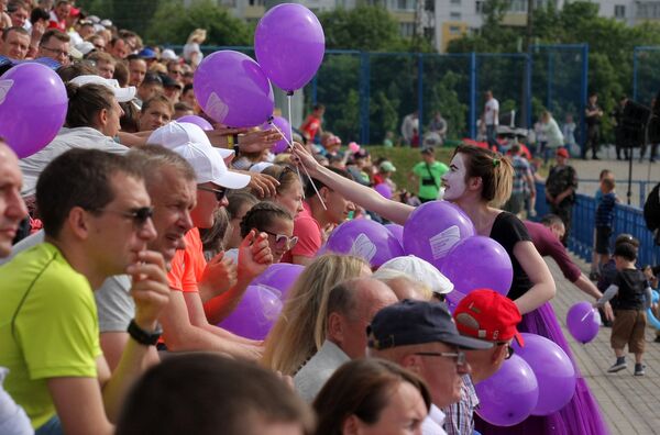 Мим раздает шарики зрителям соревнования. - Sputnik Беларусь