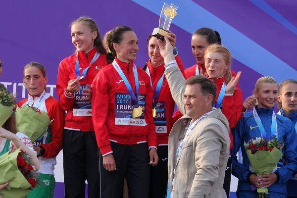 Максим Рыженков вручает главный приз белорусской женской команде, занявшей первое место в командном зачете. - Sputnik Беларусь