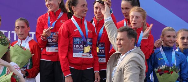 Максим Рыженков вручает главный приз белорусской женской команде, занявшей первое место в командном зачете. - Sputnik Беларусь