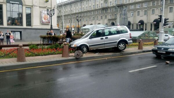 Опель вылетел с проезжей части в клумбу  - Sputnik Беларусь